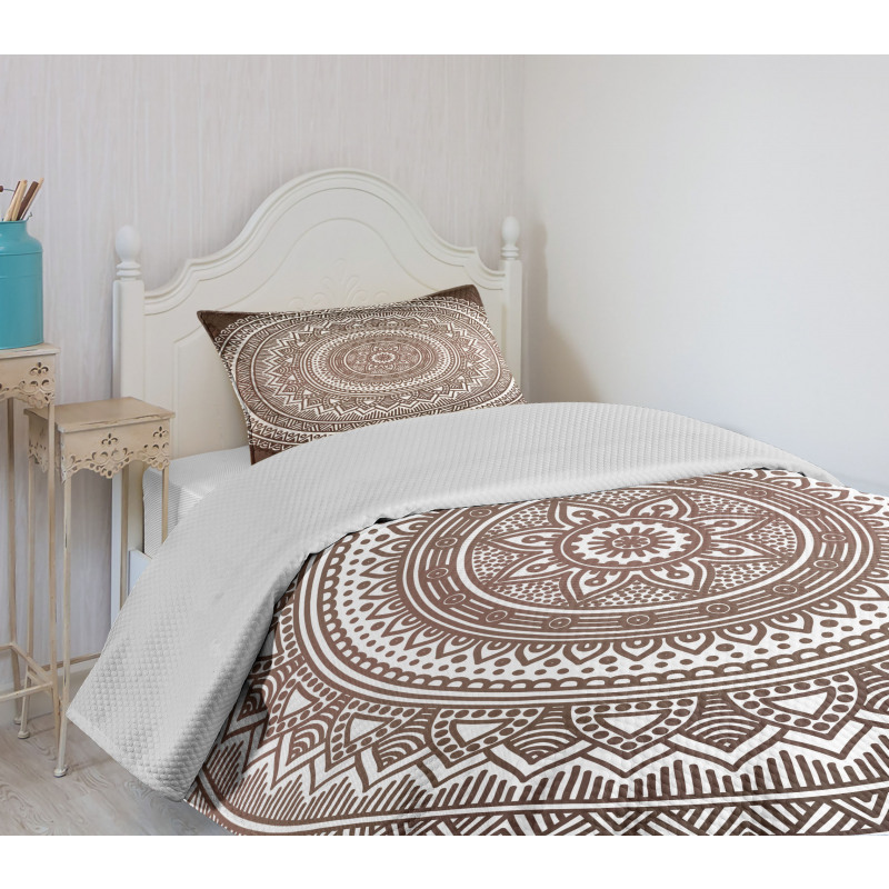 Detailed Round Flower Bedspread Set