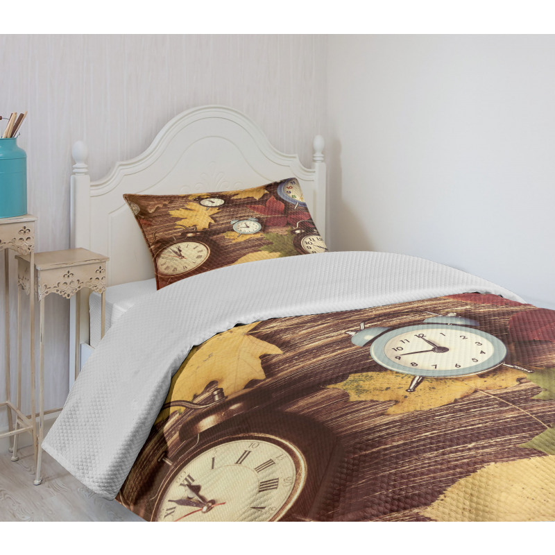 Clocks with Dry Leaves Bedspread Set