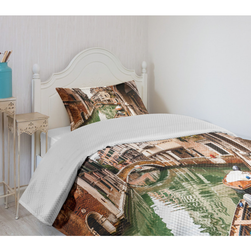 Famous Water Canal Boats Bedspread Set