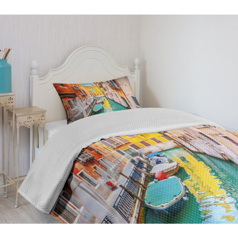 Vibrant Canal Gondolas Bedspread Set