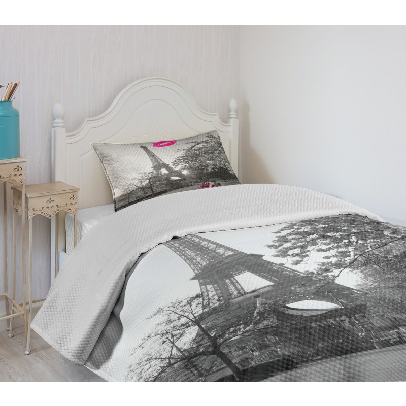 Romantic City and a Kiss Bedspread Set