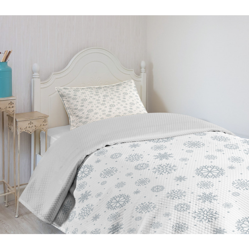 Ornate Snowflake Motifs Bedspread Set