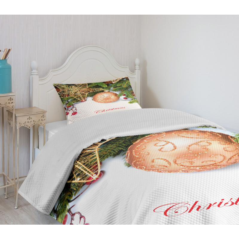 Holly Berries Star Bedspread Set