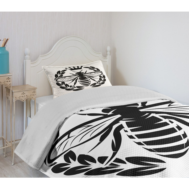 Monochrome Wreath Bedspread Set