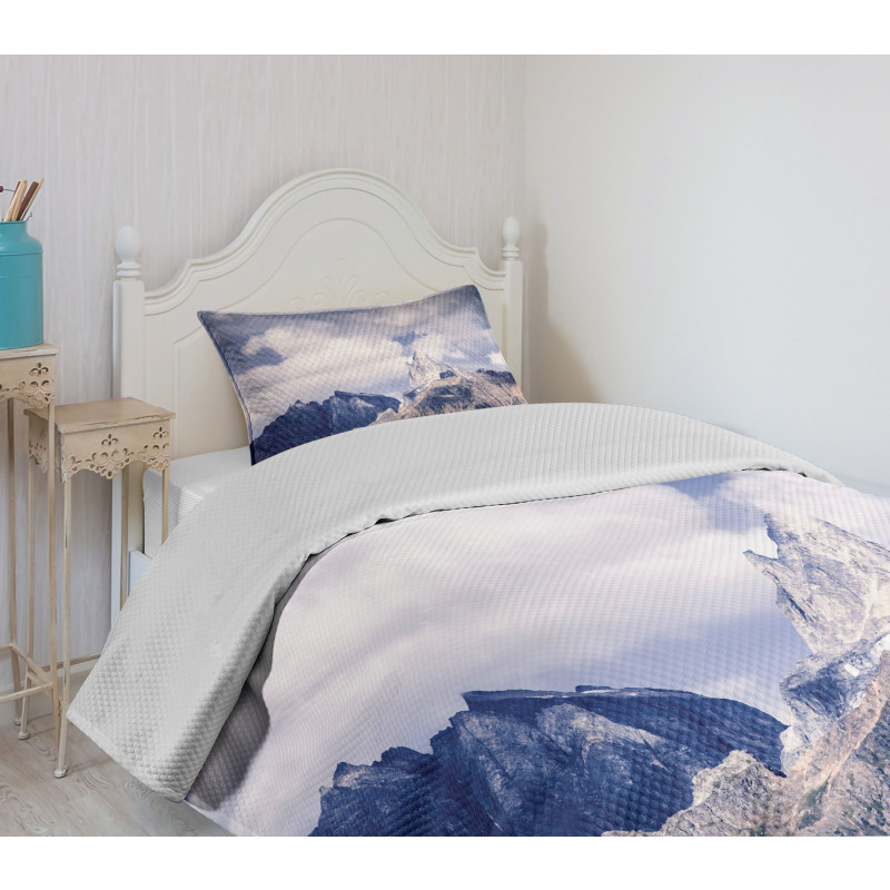 Craggy Peaks Mountains Bedspread Set