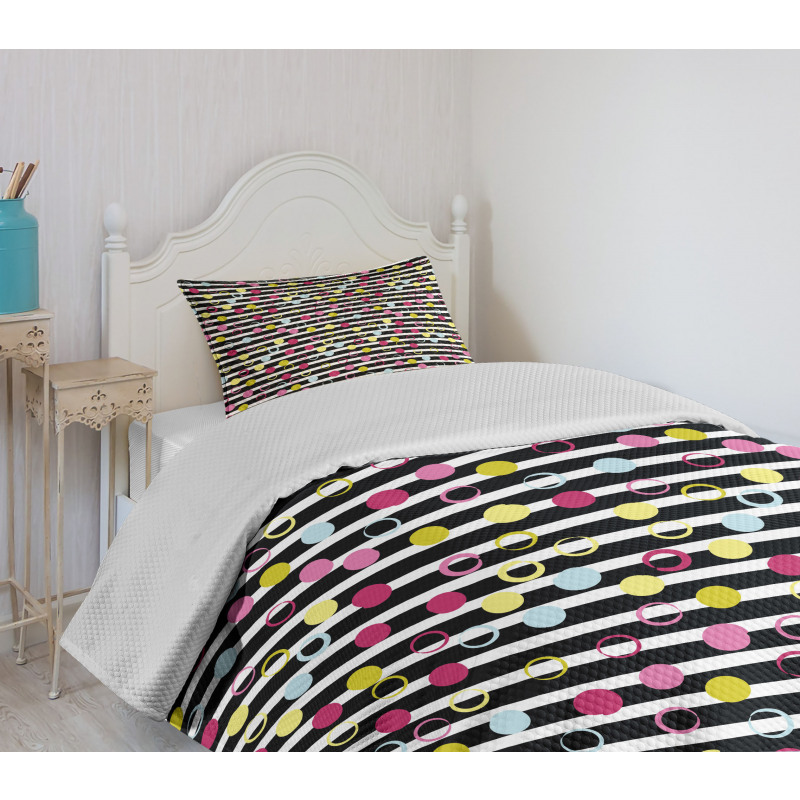 Retro Stripped Backdrop Bedspread Set