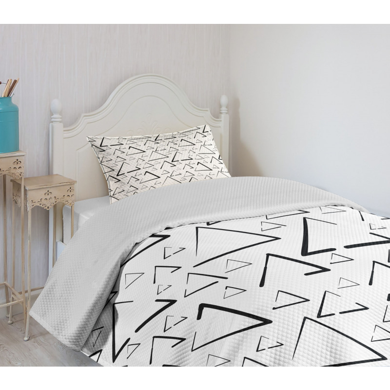 Monochrome Triangles Bedspread Set