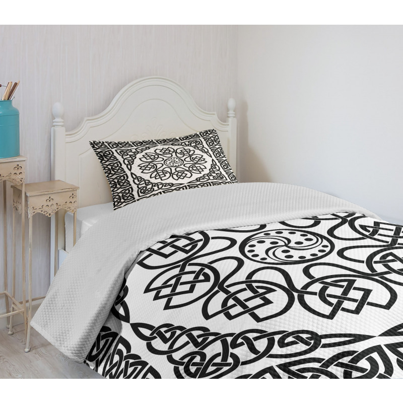 Filigree Abstract Knot Bedspread Set