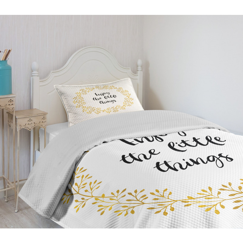 Monochrome Wreath Desgin Bedspread Set