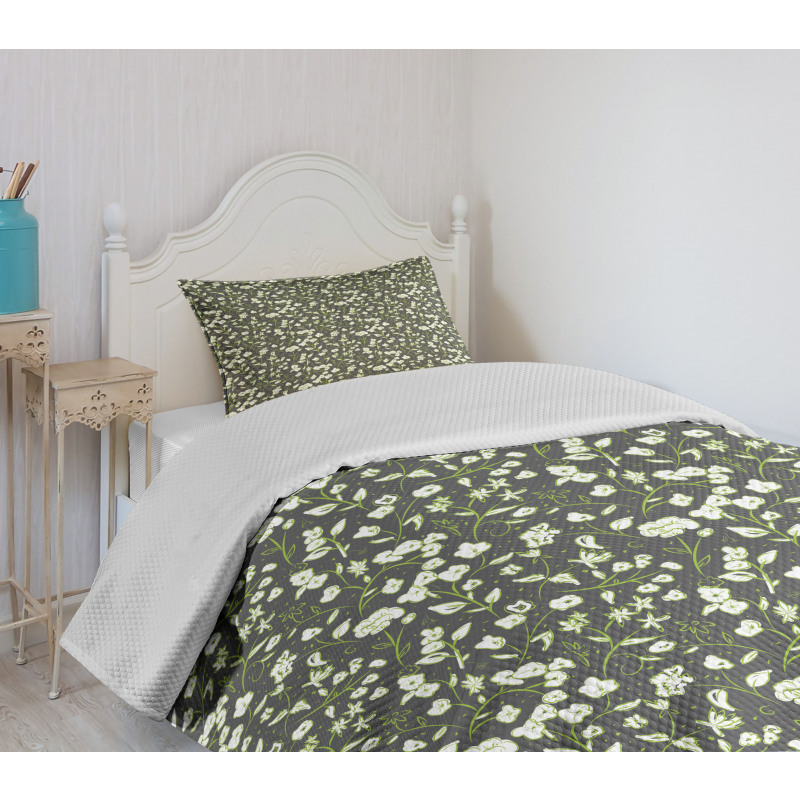 Flowers and Swirled Leaves Bedspread Set