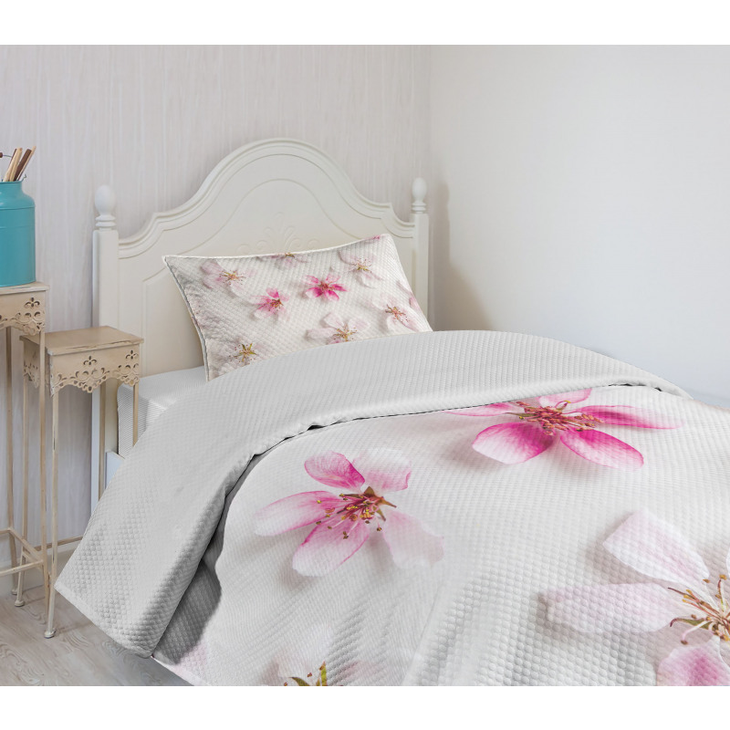 Sakura Petals Love Bedspread Set