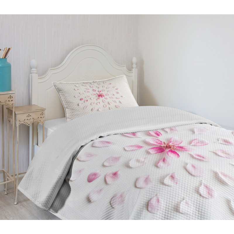 Sakura with Petals Bedspread Set