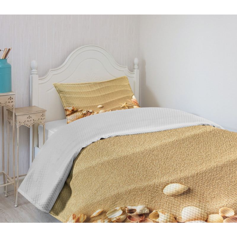 Various Seashells on Sand Bedspread Set