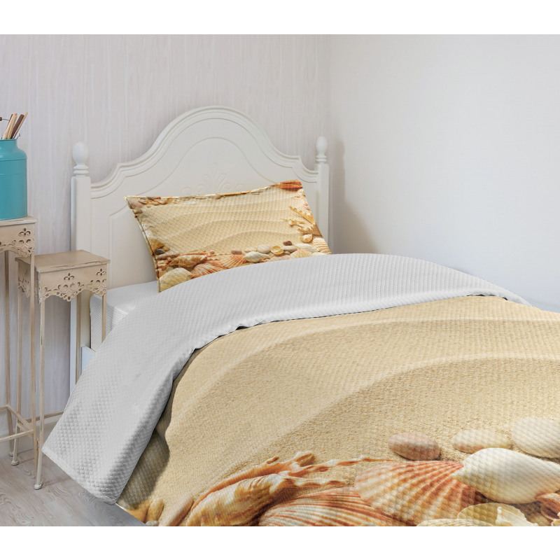 Blurry Ocean Seashells Sandy Bedspread Set