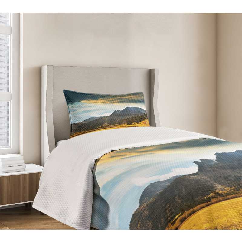 Mountain Grassland Sun Bedspread Set