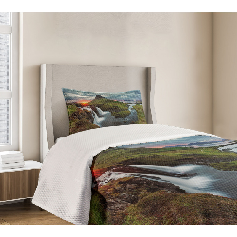 Cascade Stream Wildlife Bedspread Set