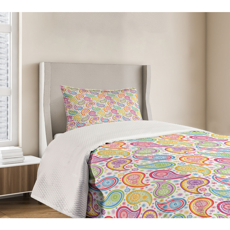 Colored Pattern Flower Bedspread Set