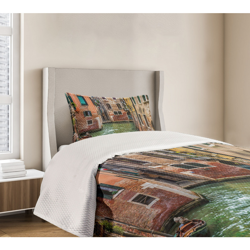 Famous Streets on Water Bedspread Set