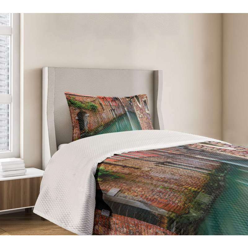 Scenic Canal Buildings Bedspread Set