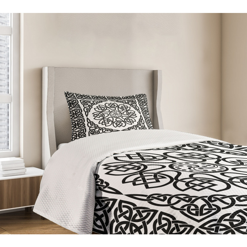 Filigree Abstract Knot Bedspread Set