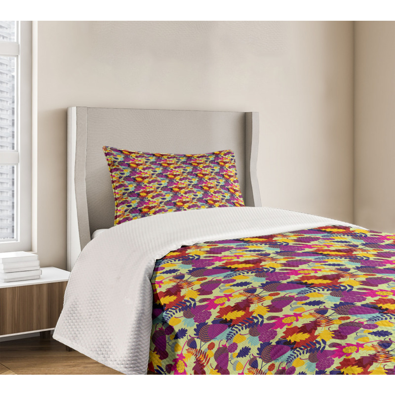 Oak Leaves with Nuts Bedspread Set