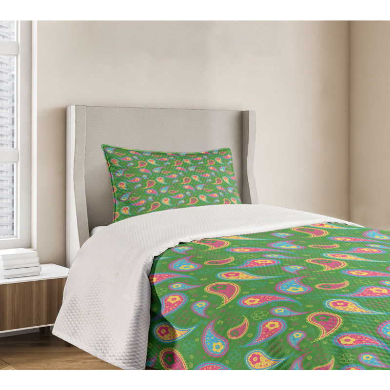 Teardrop with Curved Tip Bedspread Set