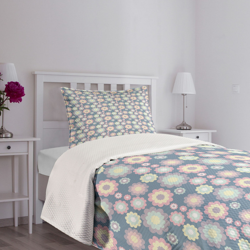 Petals in Various Sizes Bedspread Set