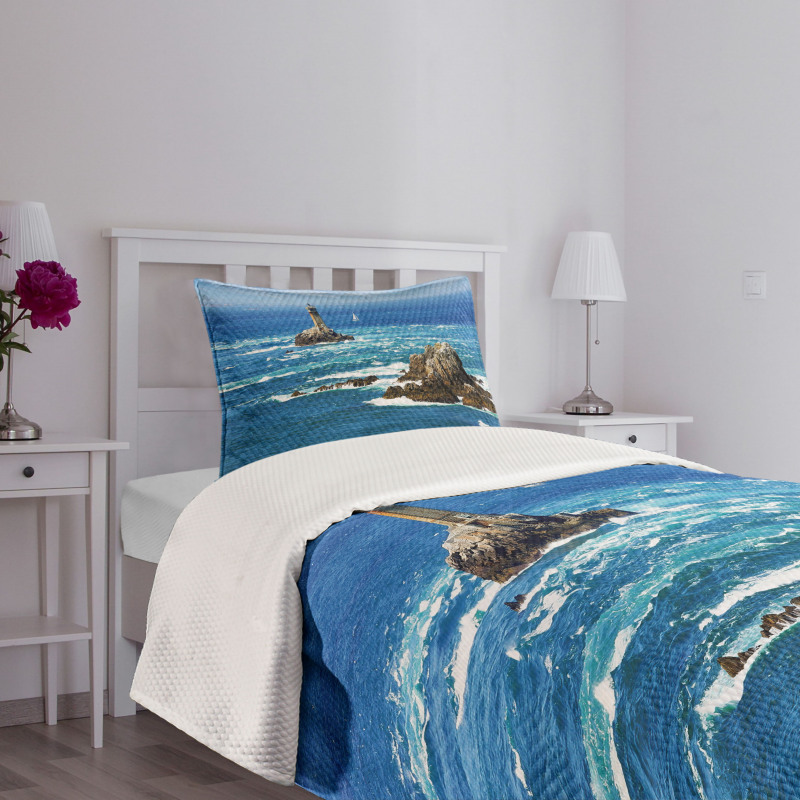 Daytime Wavy Rocky Sea Bedspread Set