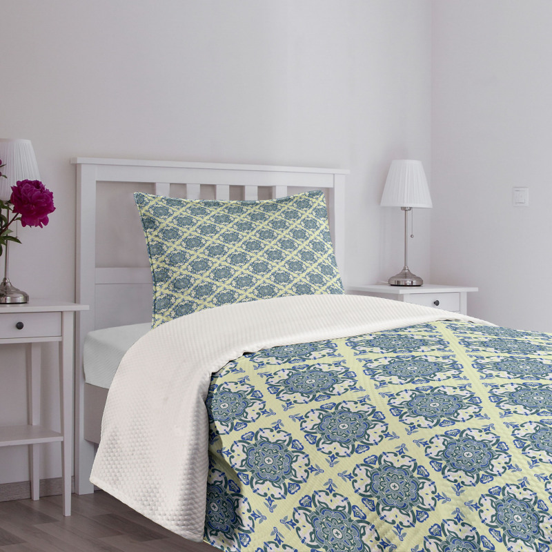 Curvy Floral Motifs Bedspread Set