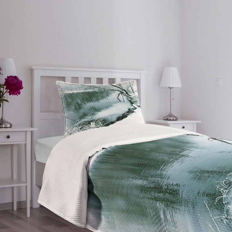 Winter Snowy Foliage Bedspread Set