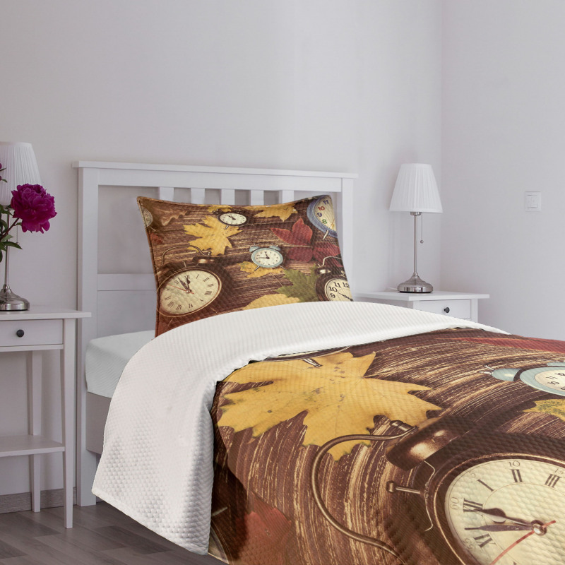 Clocks with Dry Leaves Bedspread Set