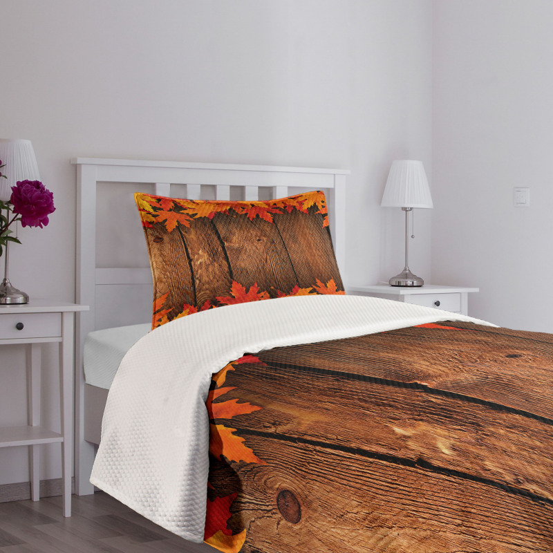 Leaves on the Wooden Board Bedspread Set