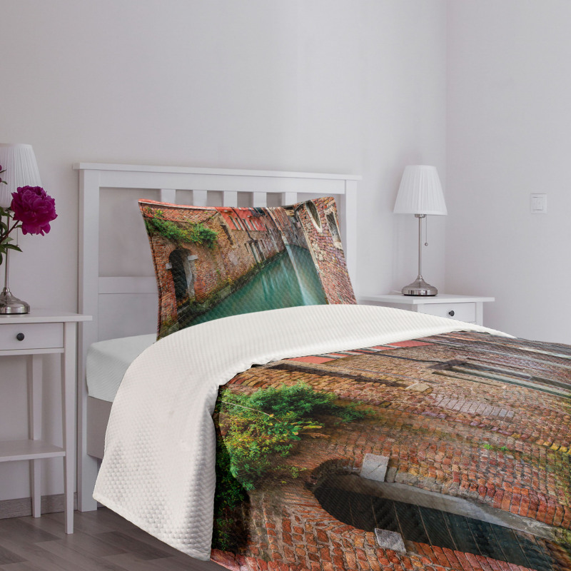 Scenic Canal Buildings Bedspread Set
