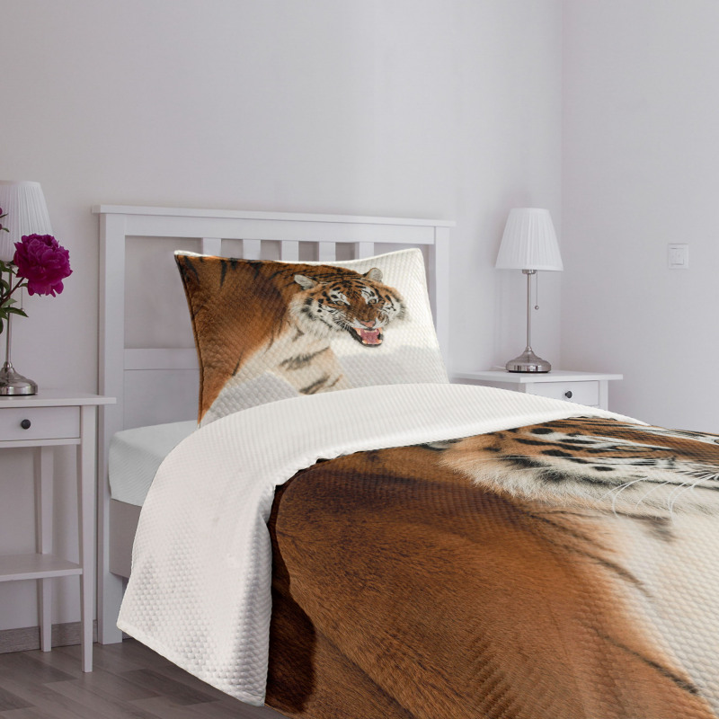 Panthera on Snow Close Bedspread Set