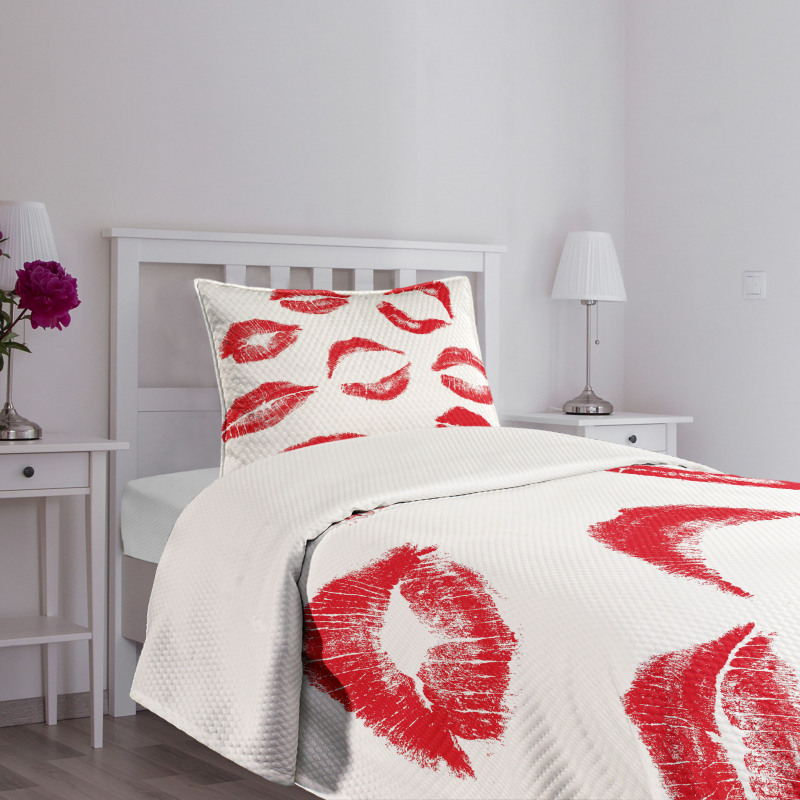 Different Red Kiss Marks Bedspread Set