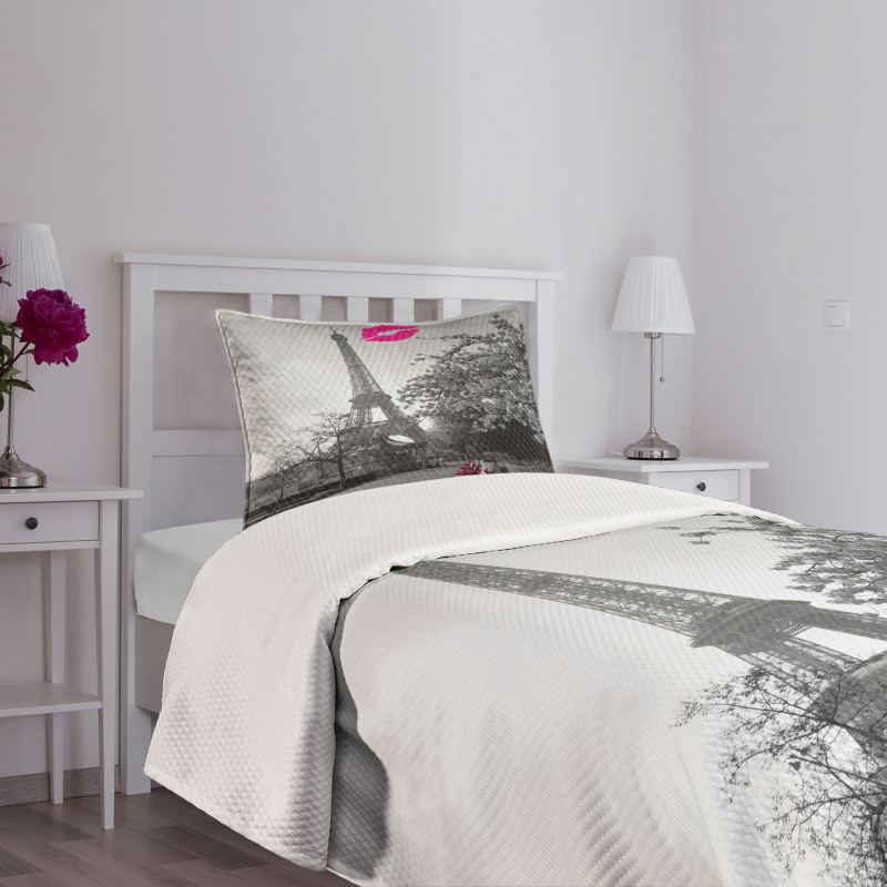 Romantic City and a Kiss Bedspread Set