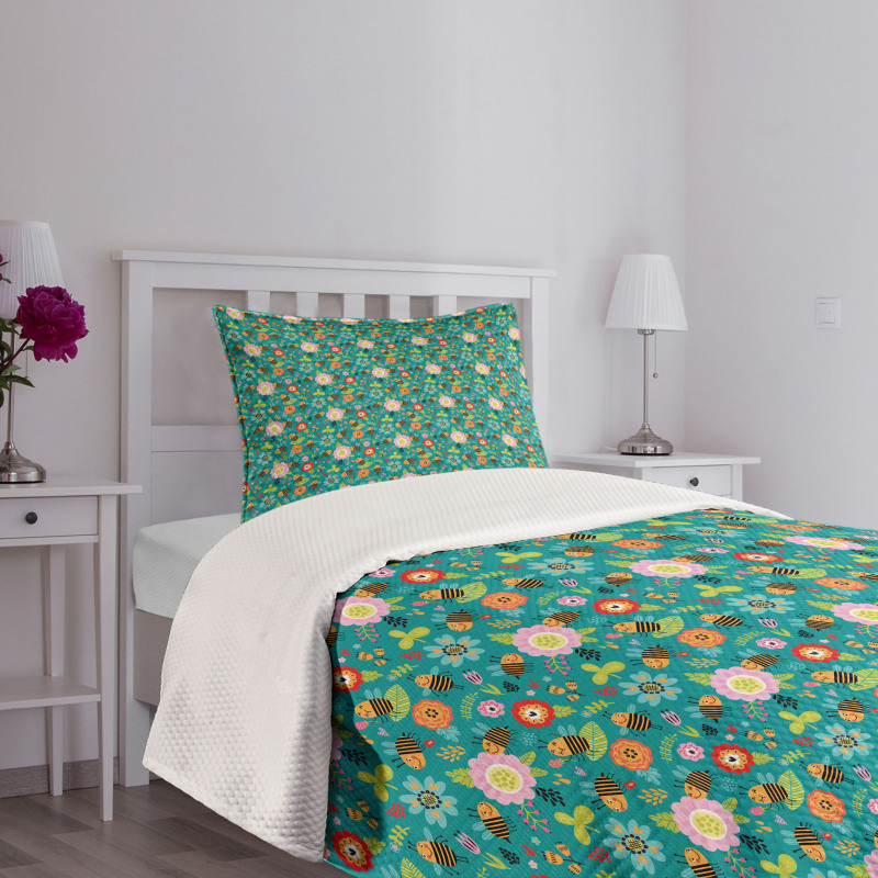 Smiling Funny Bees Doodle Bedspread Set