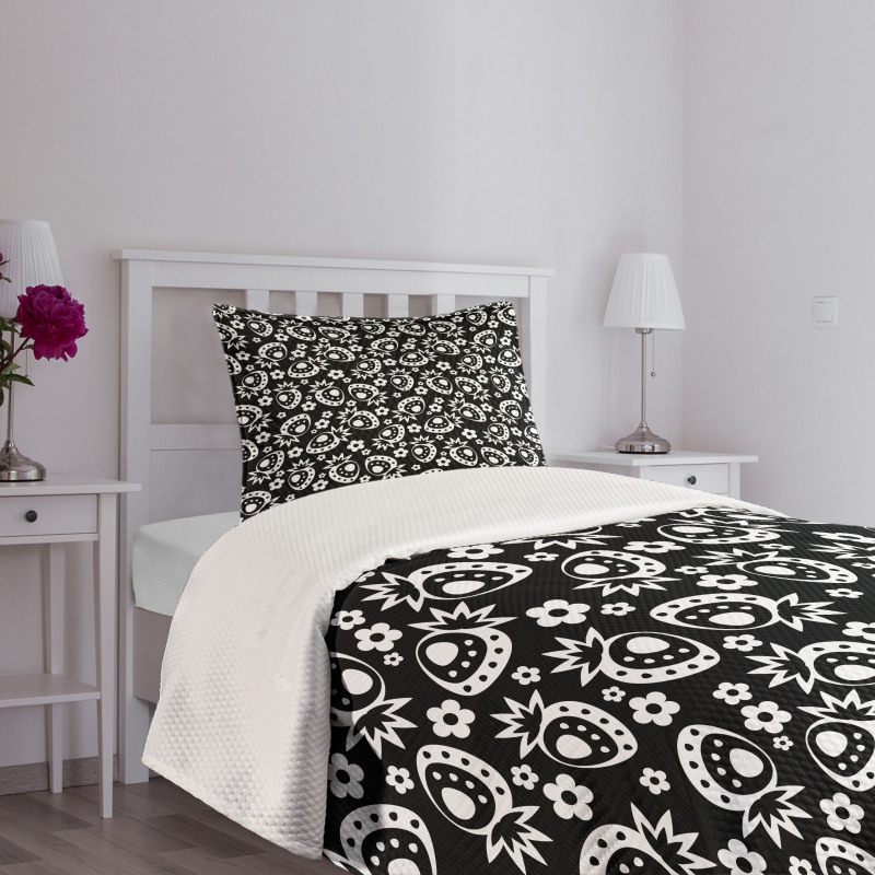 Monochrome Graphic Bedspread Set