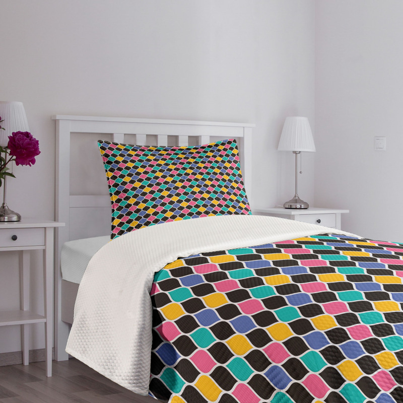 Interlinked Ogee Pattern Bedspread Set