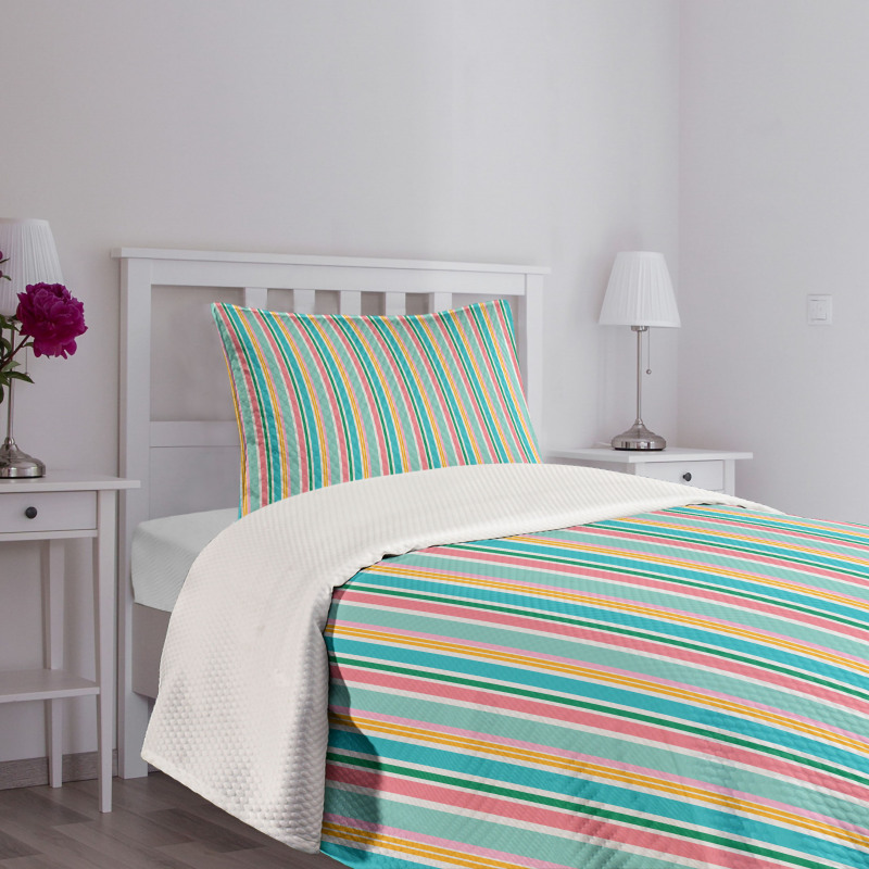 Funky Thin Lines Bedspread Set