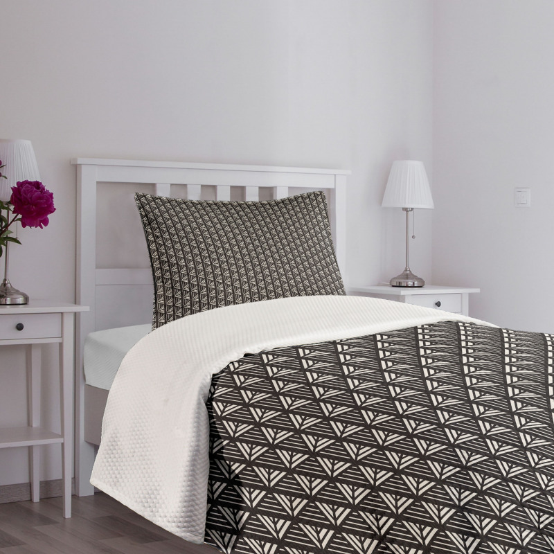 Short Lines Triangle Arrows Bedspread Set