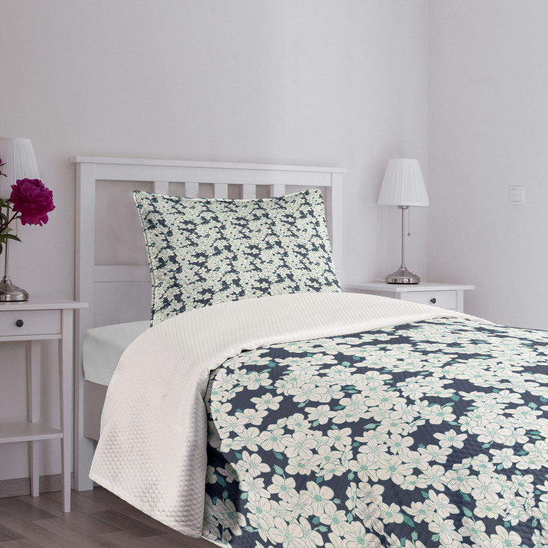 Cartoonish Floral Motif Bedspread Set