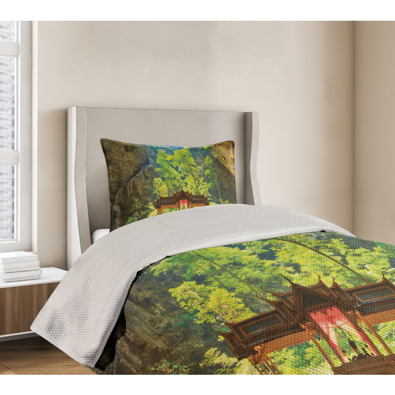 Latent Pavillion Cliff Bedspread Set