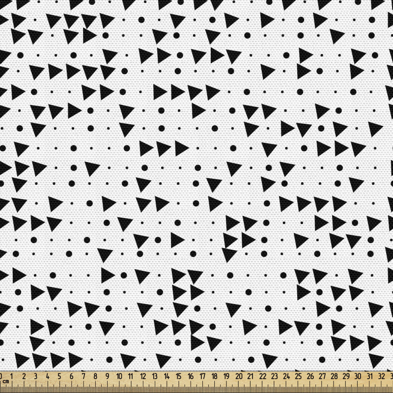 Geometrik Parça Kumaş Noktalı Zeminde Üçgen Figürlü Çalışma