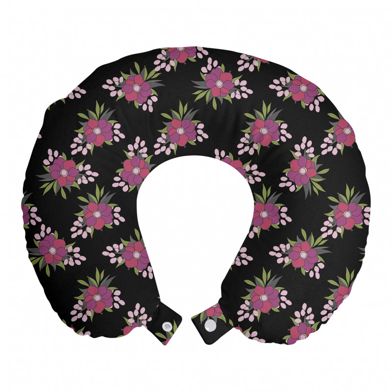 Floral Boyun Yastığı Siyah Arka Plan Üzerinde Yapraklı Mor Çiçek