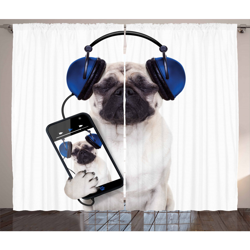 Pug Köpek Perde Kulaklıkla Müzik Dinleyen Komik Hayvan 