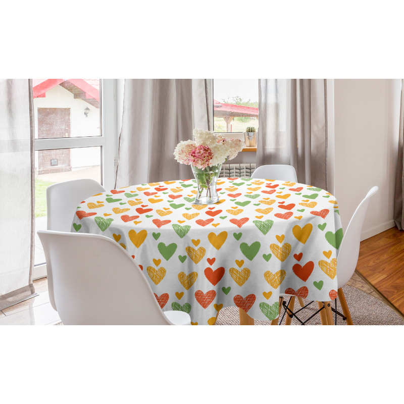 Romantik Yuvarlak Masa Örtüsü Beyaz Fon Üzerinde Rengarenk Kalpli Desen