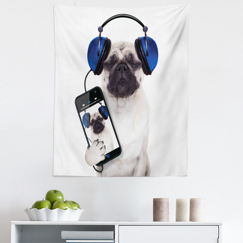 Pug Köpek Mikrofiber Duvar Halısı Kulaklıkla Müzik Dinleyen Komik Hayvan 